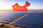Parque solar de grande escala com mapa da China ao fundo representando o plano de expansão de energia renovável do país.